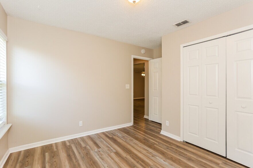 Building Photo - 2231 Luana Dr E