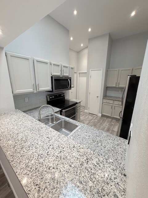 Building Photo - FOR RENT