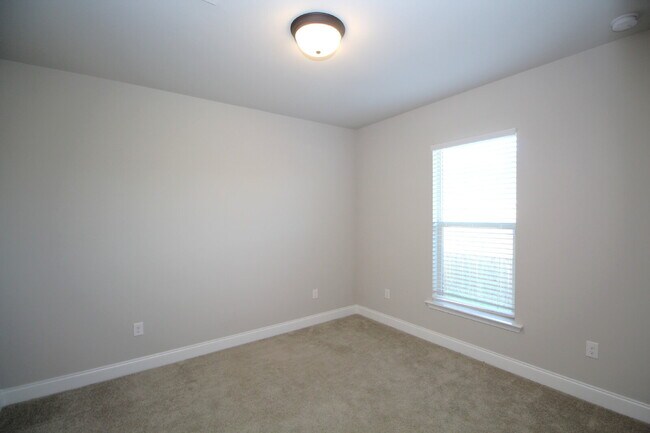 Building Photo - Spacious 3-Bedroom, 2-Bath Brick Home in N...