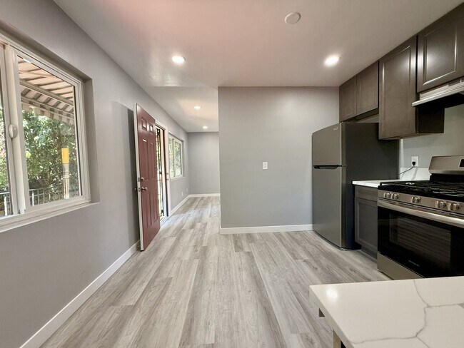 Building Photo - Stunning Remodeled 2-Bedroom Condo in the ...