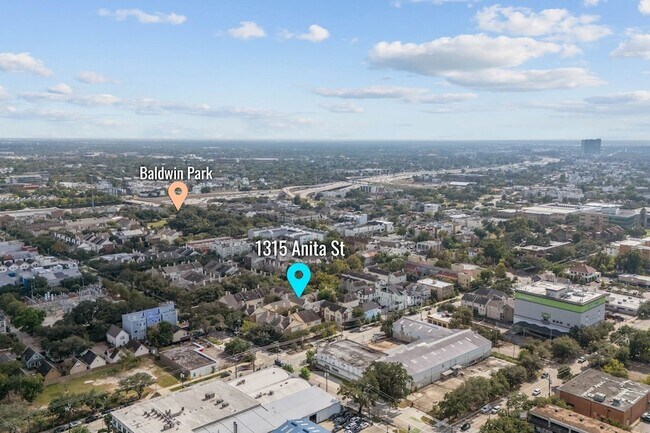 Building Photo - 1315 Anita St