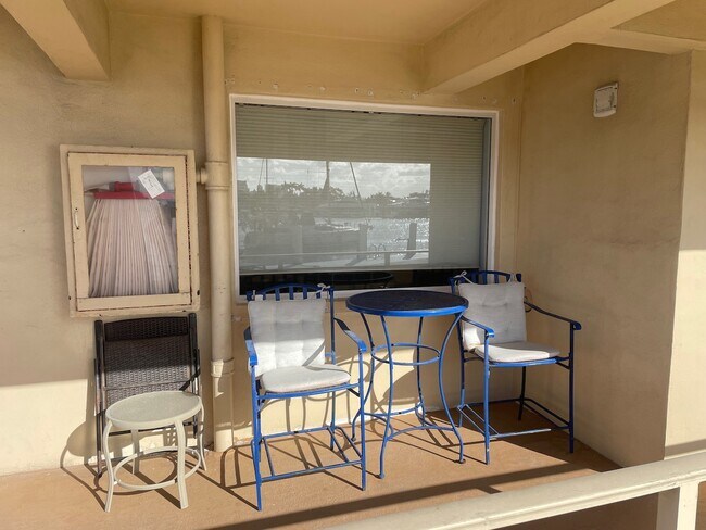 Building Photo - 9 N Birch Rd