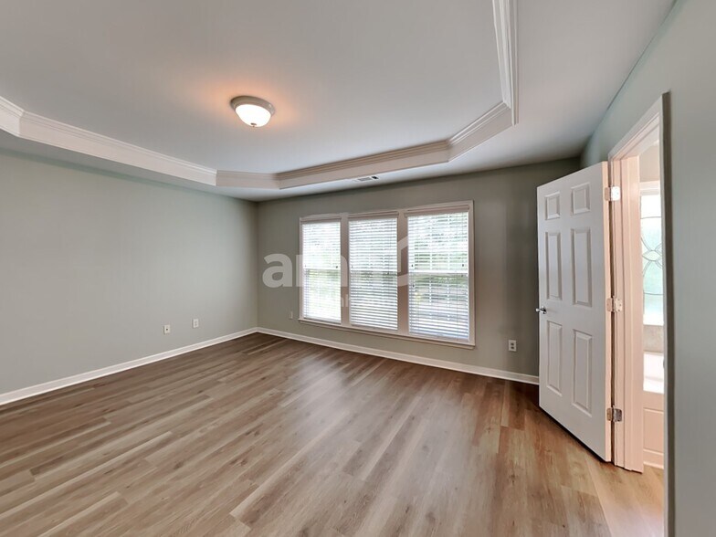 Building Photo - 811 Greenwood Crossing