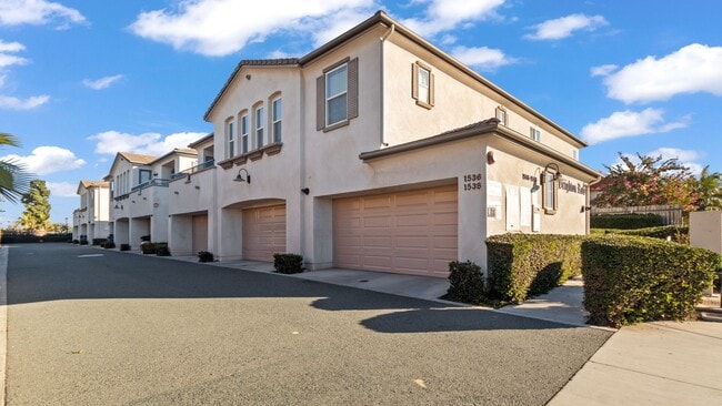 Building Photo - 2BR Townhouse in Imperial Beach with Washer/Dryer and Garage!