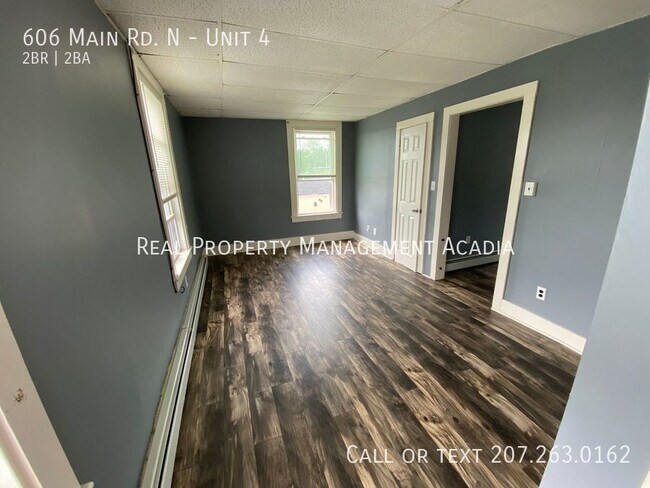 Building Photo - Newly Refurbished Two Bedroom Apartment in...