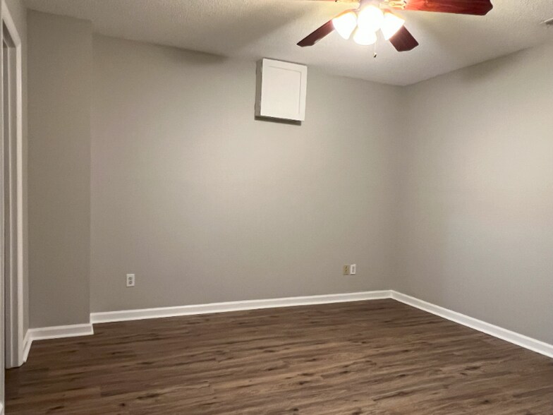 Building Photo - 7271 Sandy Creek Dr