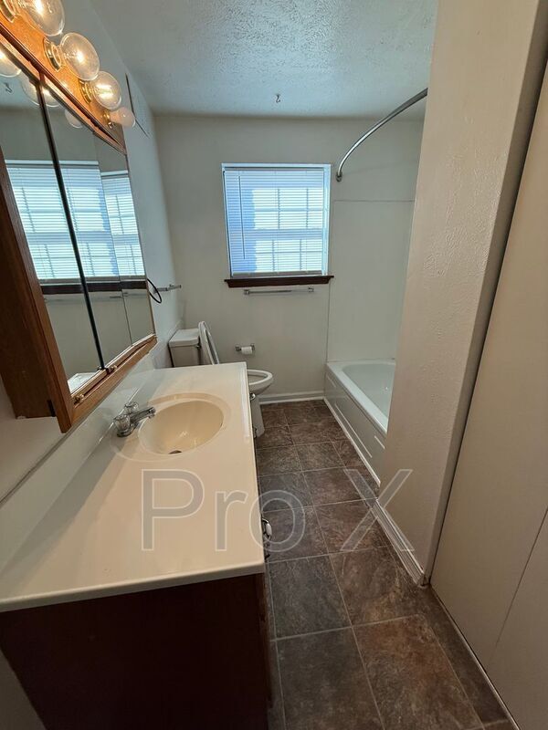 Building Photo - 124 E Highland Ave