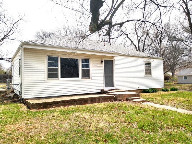 Large corner lot with fenced yard - 1312 SW Glendale Dr