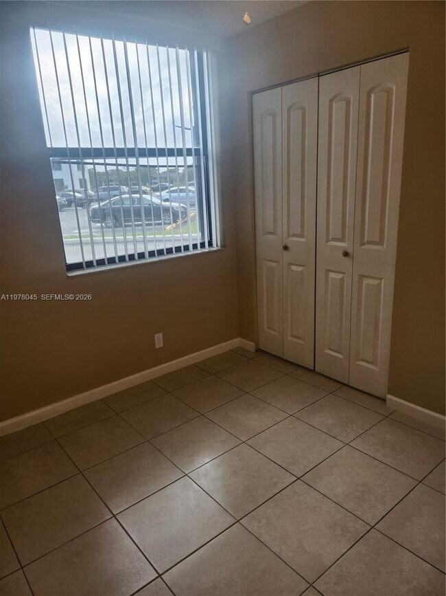 Building Photo - 215 Lake Pointe Dr