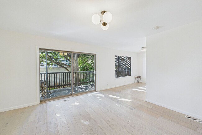 Building Photo - Quiet, light-filled 2BR condo with a private south-facing deck,