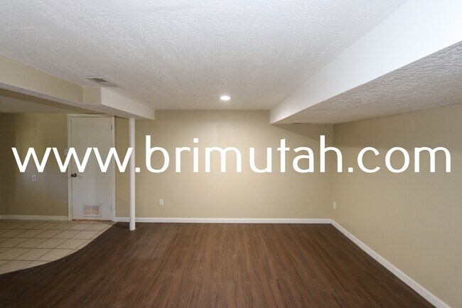 Building Photo - 1239 E Ridgedale Ln