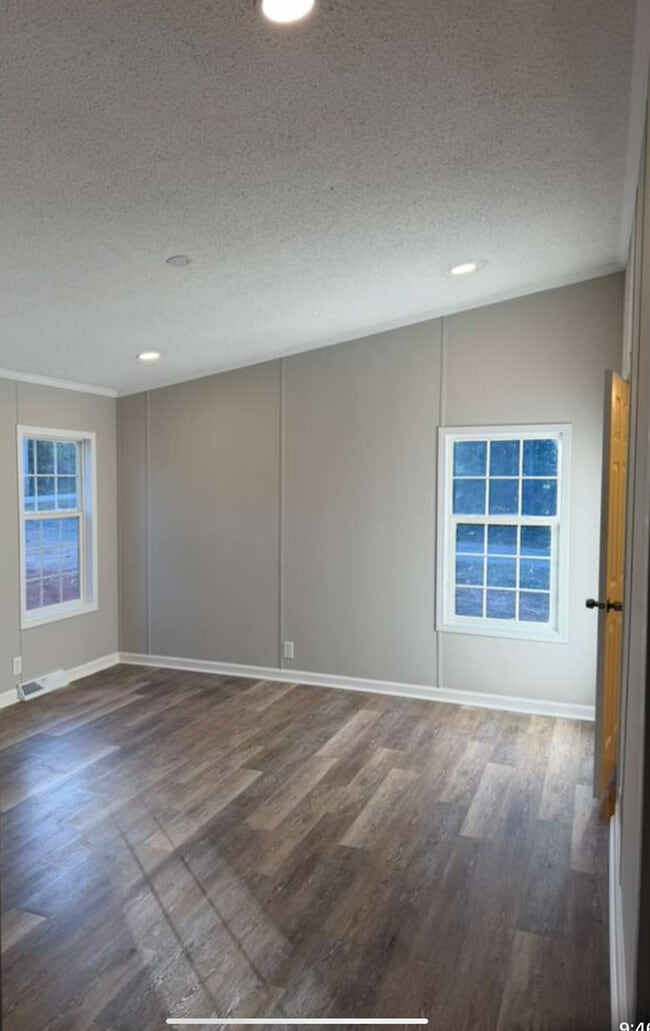 Building Photo - 379 Brookside Dr