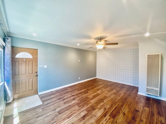 Building Photo - Lovely 2 bedroom/1 Bathroom hidden gem located in Pacific Beach!!