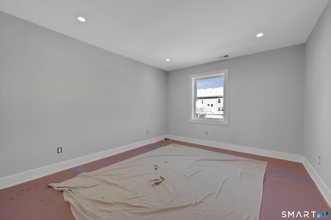 Building Photo - 20 Bouton St