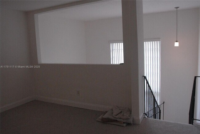 Building Photo - 10907 N Kendall Dr