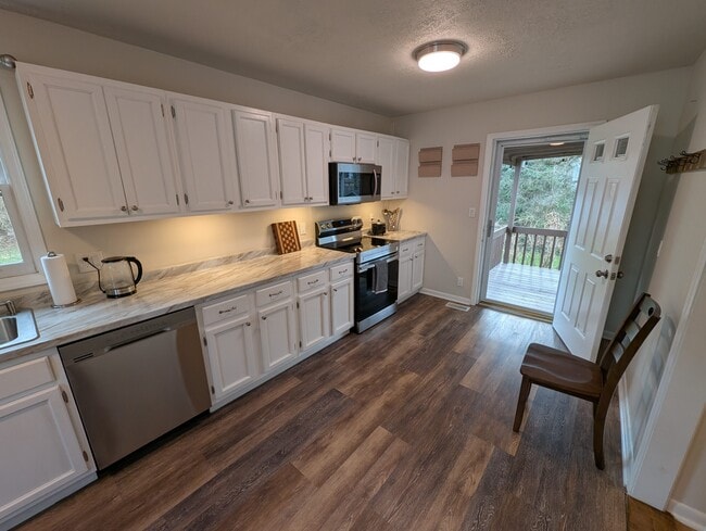 Building Photo - 5-25 Woodrow Ave