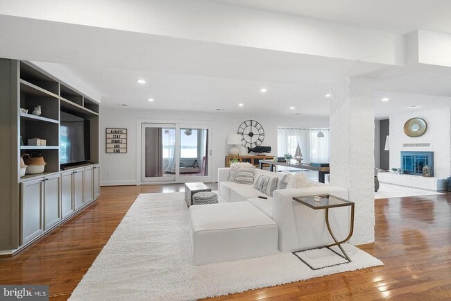 Building Photo - 5837 River Dr