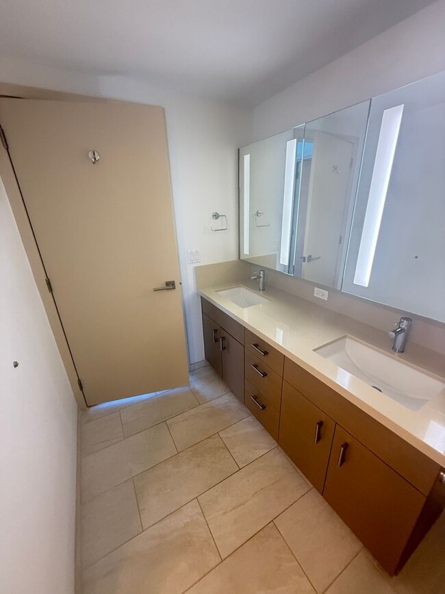 Building Photo - Luxury High-Floor 2BR/2BA Condo with Ocean...