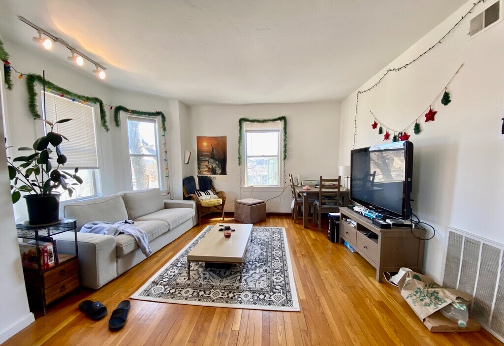 Primary Photo - 99 Sheridan St