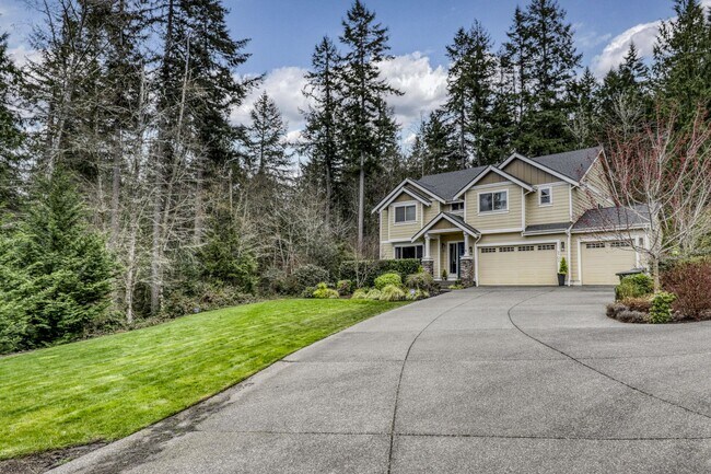 Building Photo - Gorgeous Large Home