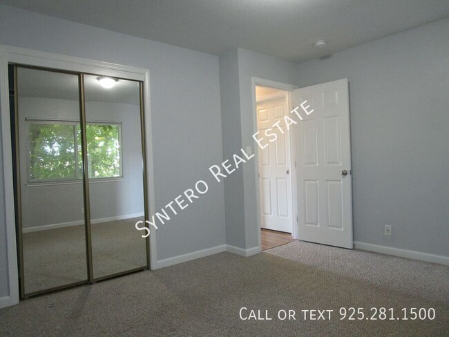 Building Photo - Upstairs 2 Bedroom/1 Bath Apartment with G...