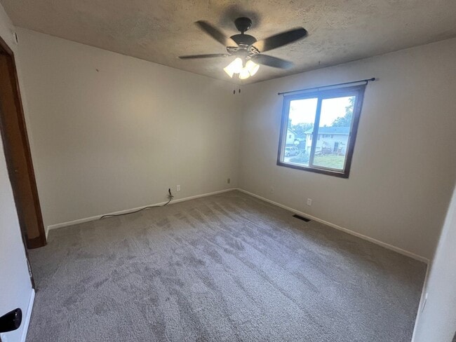 Building Photo - Great Split Entry in LaVista