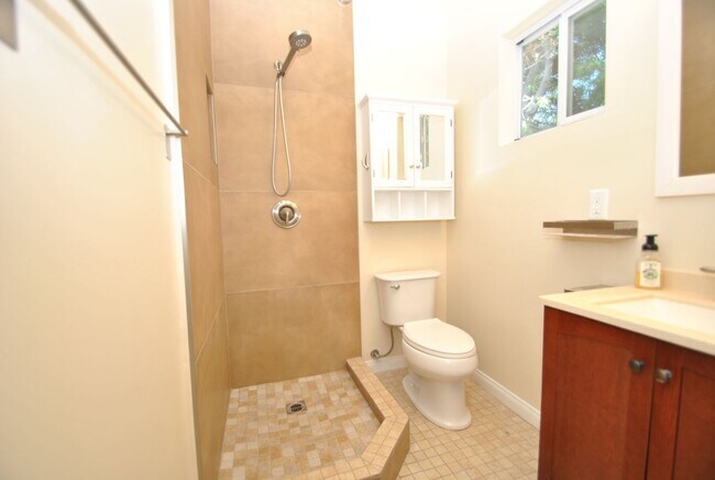 Building Photo - 3820 Cedar Ave