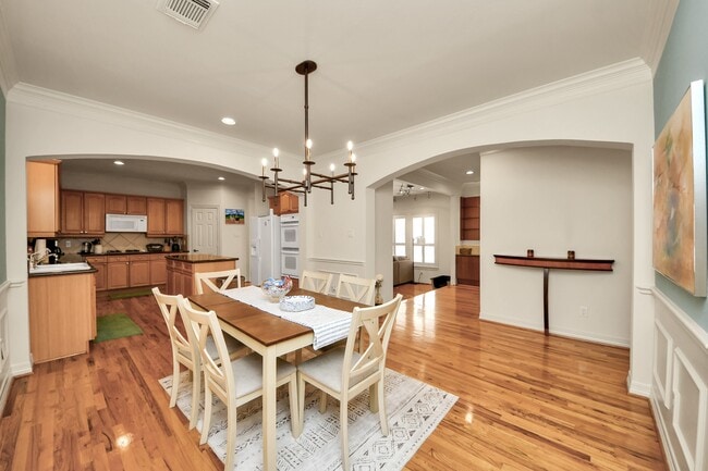 Building Photo - 825 Rosine St