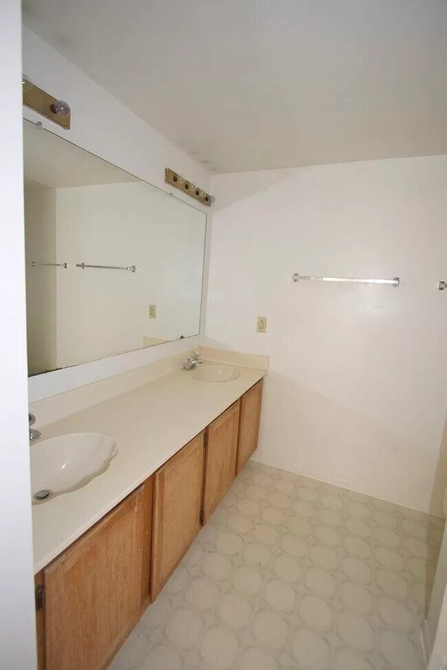 Building Photo - 3/2 townhome 1 mile from ASU Campus! Augus...
