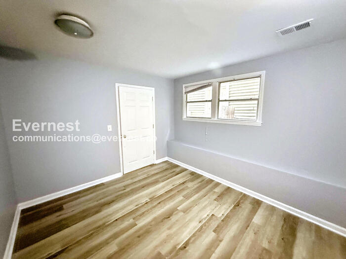 Building Photo - 1406 17th Ave S