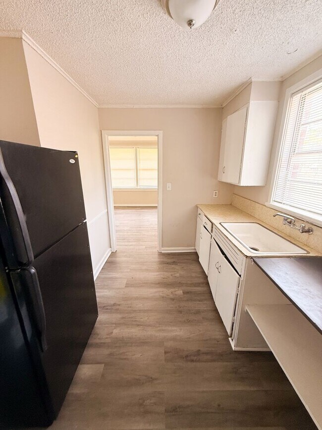 Building Photo - 2111 Robin St