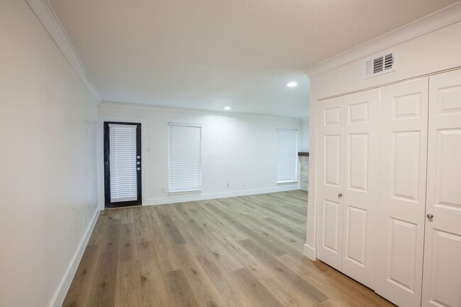 Building Photo - Remodeled Central Dallas Condo