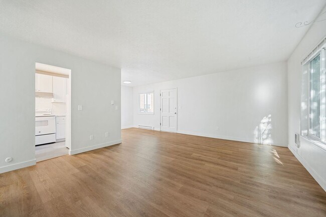 Building Photo - Fully Remodeled 2?Bedroom Apartment in Buckman Neighborhood