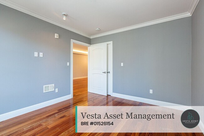 Building Photo - SPACIOUS TOP FLOOR 3 BED/2.5 BATH CONDO WI...