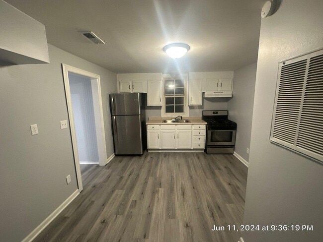 Building Photo - 618 Meadow Ave