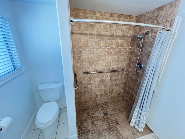 Building Photo - Adorable and Recently Upgraded 4 Bedroom P...