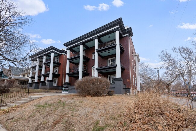 Building Photo - ROANOKE VILLAS