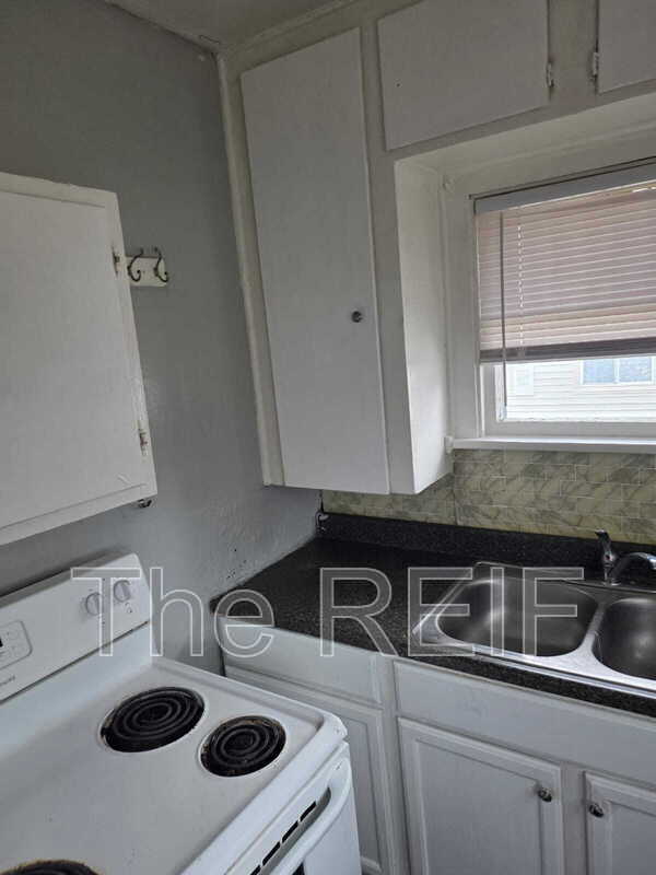 Building Photo - 1023 Barrie Ave