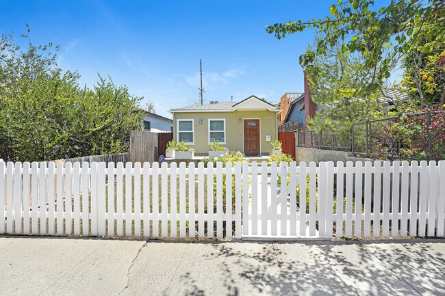 Building Photo - 2050 Walgrove Ave
