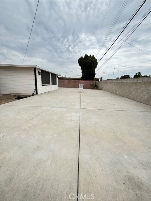 Building Photo - 1221 N Aldenville Ave