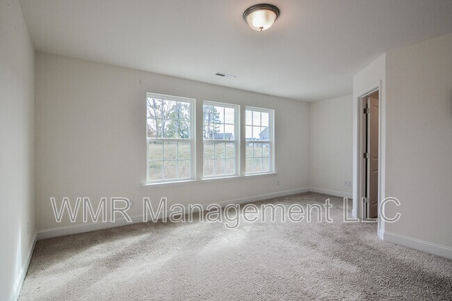 Building Photo - 145 Noble Deer Way