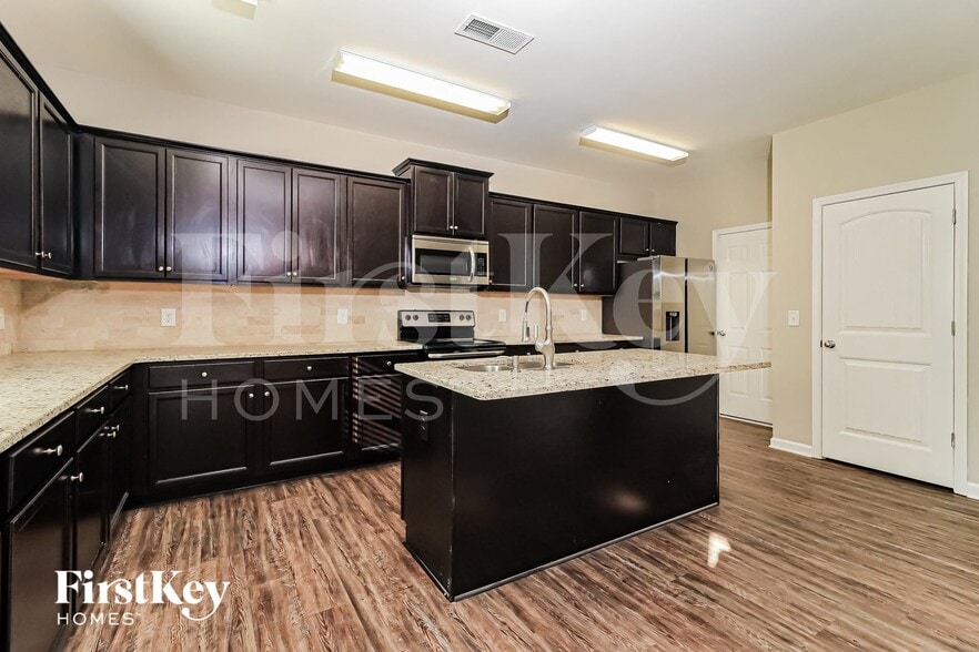 Building Photo - 415 Shady Glen