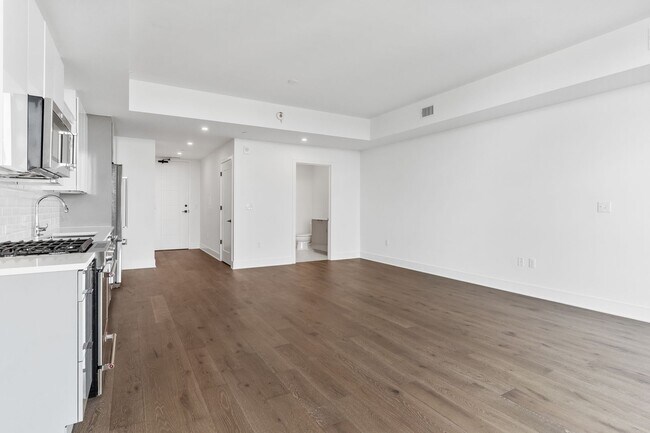 Building Photo - Studio Apartment in West Midtown!
