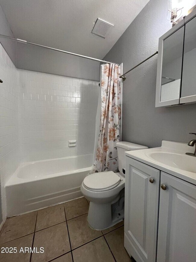 Building Photo - Amazing 3 Bedroom 2 Bath home in Tempe