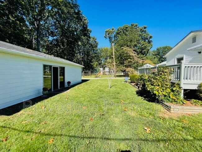Building Photo - 2721 Stratford Dr