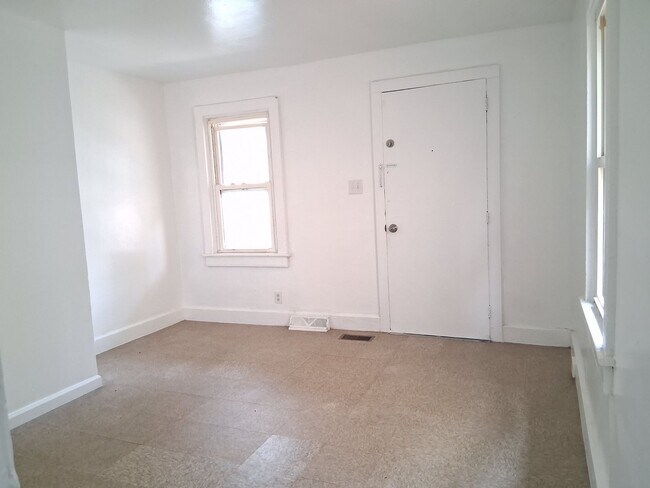 Building Photo - Bright 2 Bedroom Home FOR RENT in Bridgeton NJ $1465
