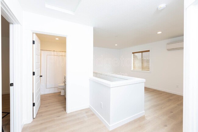 Building Photo - 6506 SE 63rd Ave