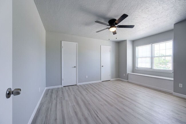 Building Photo - RECENTLY REMODELED!! 1 Bed 1 Bath 1 Mile West of OU Campus