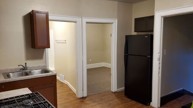 Building Photo - Newly Updated Spacious Three Bedroom Upper...
