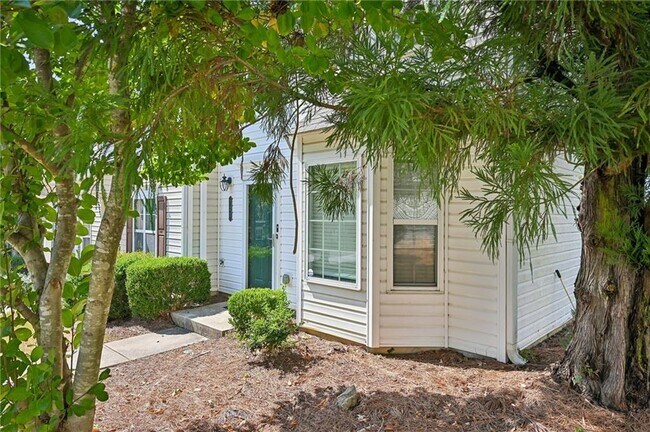 Building Photo - 725 Crestwell Cir